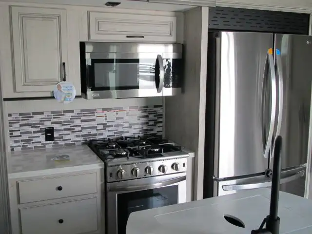 2023 SIERRA 391 FLRB-NEW LOADED FRONT LIVING-ON SALE $99,999!  in Travel Trailers & Campers in Ottawa - Image 18