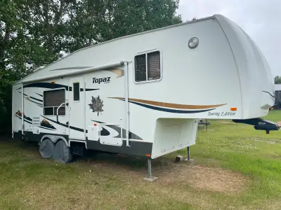 This quality-built Canadian Triple E Topaz Touring Edition fifth wheel is ready for your next advent...