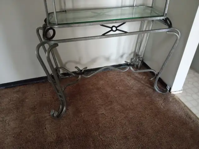 Beautiful Iron and glass display stand / Bakers rack in Bookcases & Shelving Units in Edmonton - Image 3
