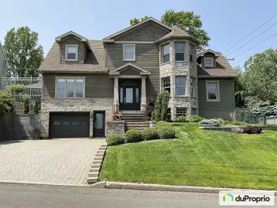 Spacieuse maison rénovée et ensoleillée avec vue partielle sur le fleuve Découvrez cette magnifique...