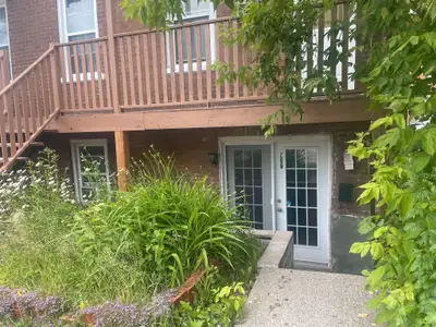 418-655-8281 À voir au 286 rue Lanaudière, beau 3 1/2 situé au demi sous-sol d'un bel immeuble tranq...