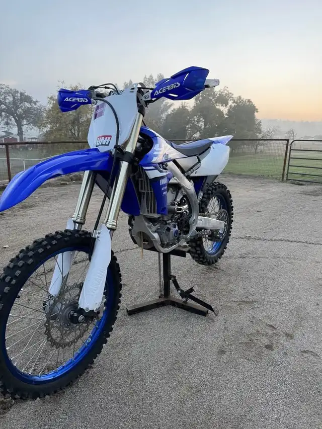 2018 YAMAHA YZ450F 450CC-WHITE & BLUE in Dirt Bikes & Motocross in Edmonton - Image 3