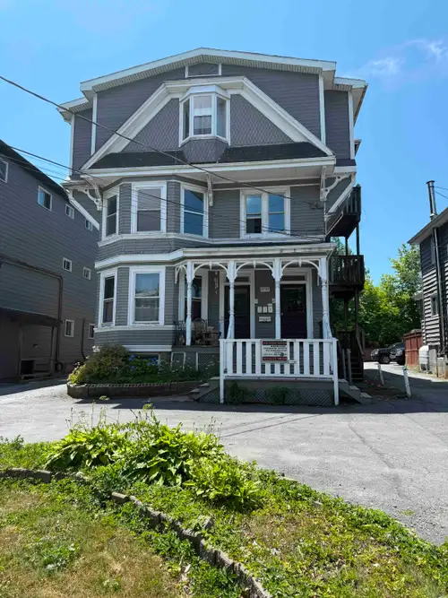 Newly Renovated with New Appliances 4+ Bedroom Unit on Windsor St ALL Utilities inc. Heat/water/hot...