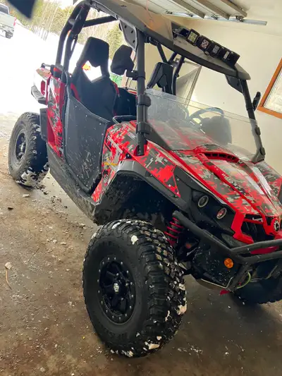 2013 commander 2300km Lots of extras -half Doors -half front window -speakers -roof and Roof lights...