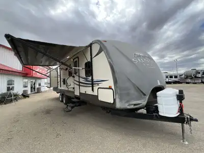 This bunk model is all about the bunk room...sleeping for 4, ducted air, good storage, fridge and a...