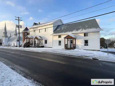 QUADRUPLEX au centre du village avec vue sur le fleuve et un revenu brut potentiel de $ 33 840.00. U...