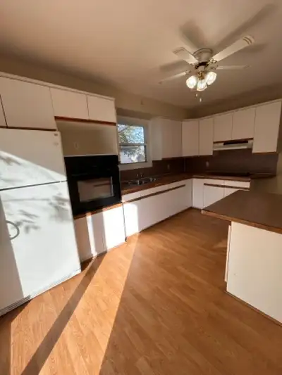 344 Ontario St - Main Floor Come see this updated all-inclusive main floor unit with: -3 Bedrooms, a...