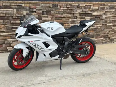 APPLY NOW: https://www.ridecollective.ca/get-pre-approved 2023 YAMAHA YZF-R7 • Parallel-twin engine...