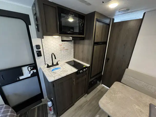 2022 ,Coachmen RV,Viking 17FQ in Travel Trailers & Campers in Kamloops - Image 9