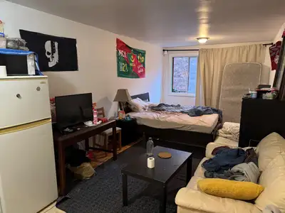 2 1/2 sur le Plateau Mont-Royal (Av. Coloniale)
