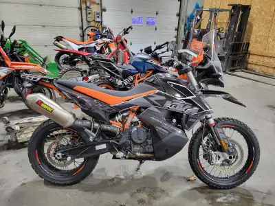 Well maintained adventure bike with some nice goodies: Akrapovic slip-on, touring windshield, decal...