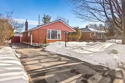 Cozy bungalow located in Ridgeview near the highway. Large oak kitchen with lots of cupboard and cou...