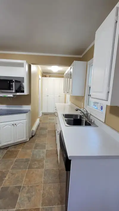 Available Now and February 1st Great location, one minute away from the bus stop. 1 X single room -...