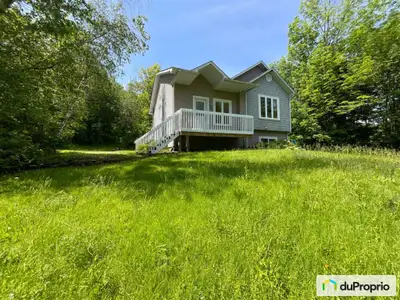 Belle maison familiale ensoleillée de 4 chambres à coucher et 2 salles de bain sise sur un grand ter...