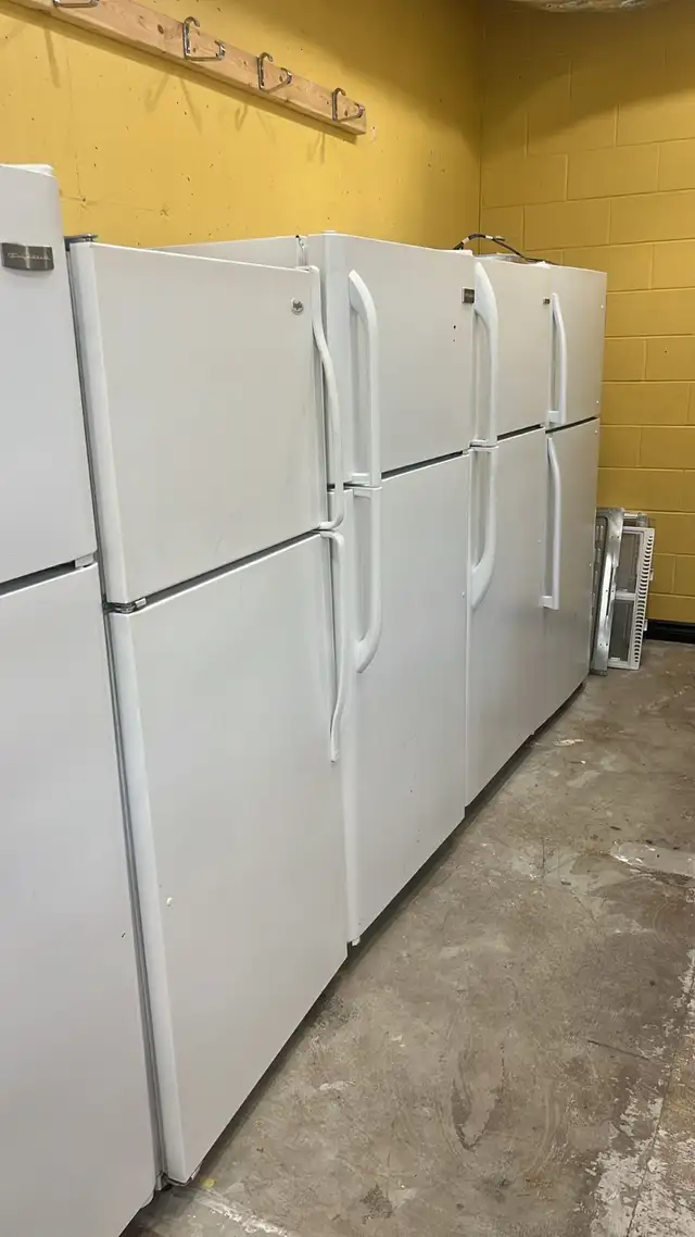Refrigerators $200-$300 White Top Freezer Refrigerator in Refrigerators in Kitchener / Waterloo - Image 3