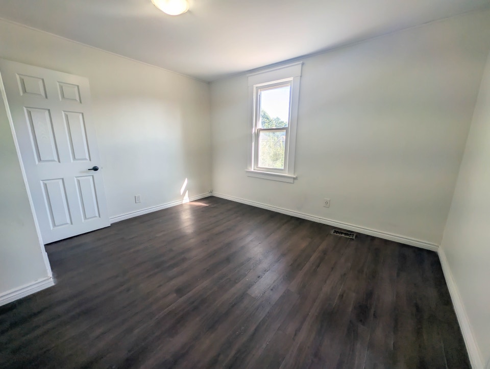 5949 Delaware St, Niagara Falls - 3 Bed + 3 Bath Upper Unit 2