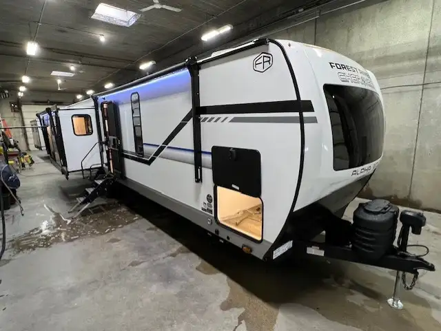 2025 Alpha Wolf 33RL-L Limited Couples Camper RV in Travel Trailers & Campers in Winnipeg - Image 2