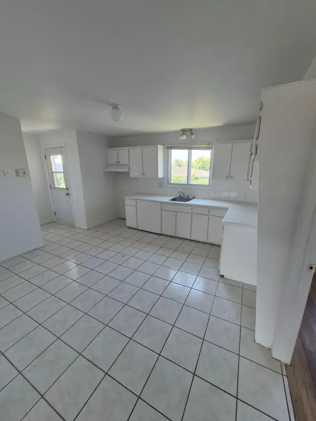 Vieux-Longueuil Grand 5 1/2 - Rénové -Calme! in Long Term Rentals in Longueuil / South Shore - Image 2