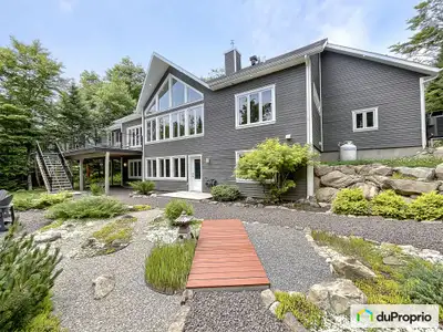 Superbe Plain-pied avec rez-de-jardin situé dans le très prisé Domaine exclusif des 4 collines avec...