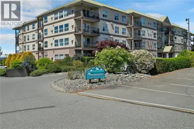 Quality corner unit with stunning views in the desirable Mountainview complex. This 55+ 2 bed, 2 bat...