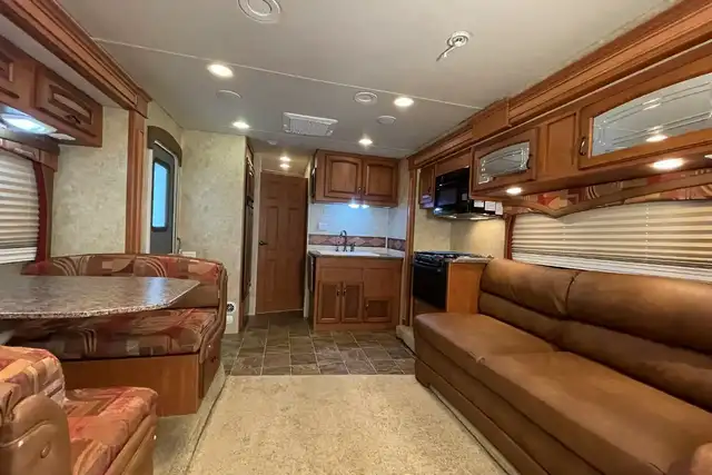 2010 Jayco Greyhawk 31GS - Pre-Owned Class C Motorhome in RVs & Motorhomes in Red Deer - Image 13