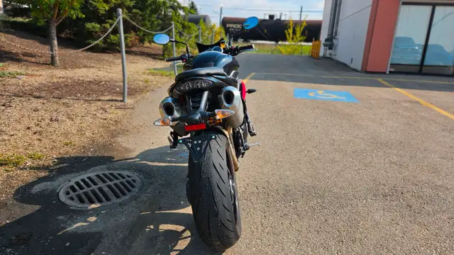 2015 Triumph Speed Triple R ABS - Only 5400km! in Street, Cruisers & Choppers in Edmonton - Image 8