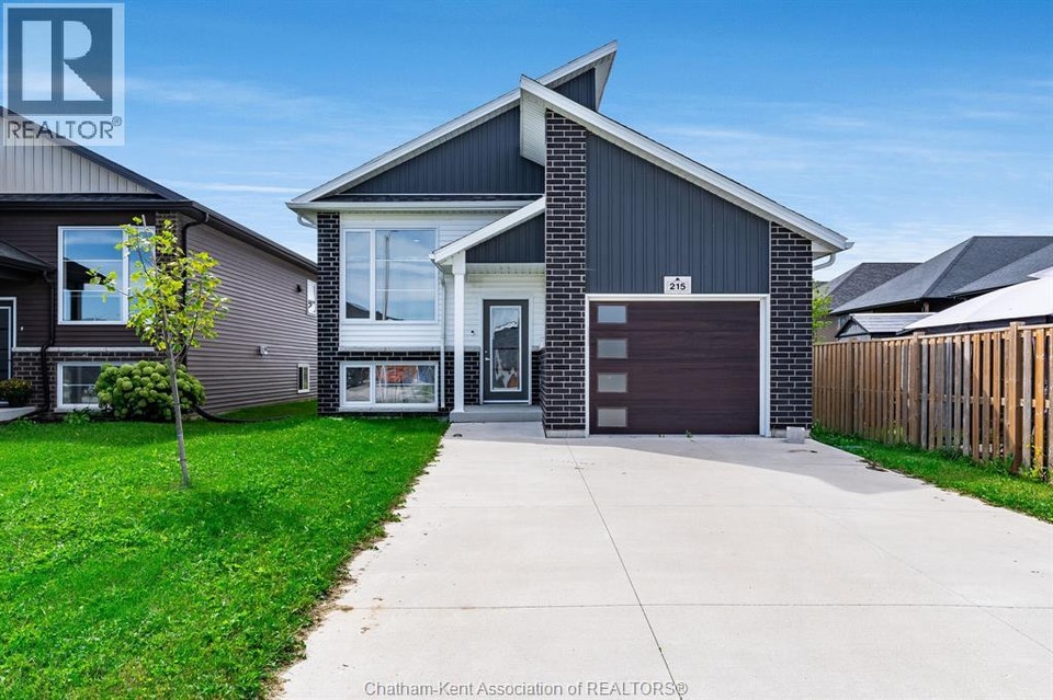 215 Manning DRIVE Chatham, Ontario 2