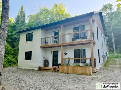 Cette magnifique propriété de style moderne rustique, construite en 2021, offre un parfait équilibre...