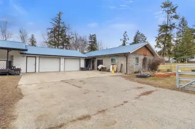 **New Price! acreage located 20 mins from Kamloops city centre w/tons of upgrades & updates. This pr...