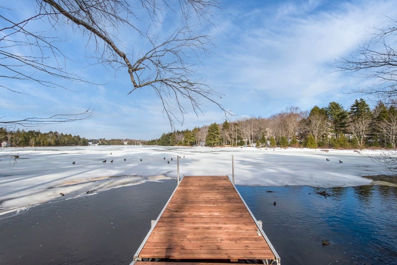 5 Bedroom Lakefront Home in Hammonds Plains Long Term Rentals