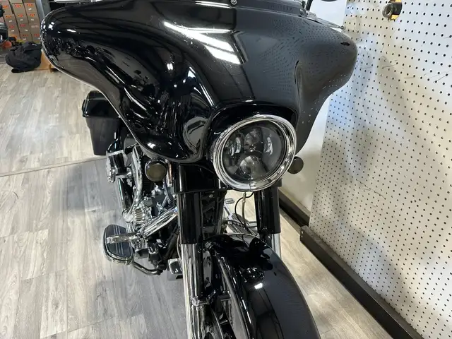 2011 Harley-Davidson Touring CVO STREET GLIDE in Street, Cruisers & Choppers in London - Image 7