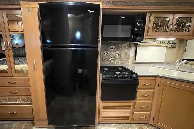 2015 Thor Chateau 33SW - Pre-Owned Super C Motorhome.  in RVs & Motorhomes in Red Deer - Image 32