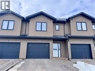 What a lovely place to call home - this townhouse condo has it all: great indoor space and no outdoo...