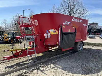 2025 TRIOLIET SOLOMIX 2 2000L ZK TMR FEED MIXER STOCK # A108038 TWIN AUGER 715 CUBIC FEET CAPACITY S...