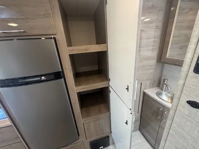 2023 Jayco Melbourne Prestige 24RP 1 extension + full paint et m in RVs & Motorhomes in Laval / North Shore - Image 9