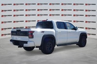 Conquer any adventure in this rugged 2025 Nissan Frontier PRO-4X Crew Cab Pickup. With just 14,403 k... (image 5)