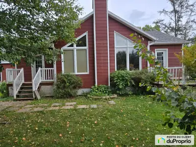 C'est une maison de style chalet avec foyer. Salon et salle à manger à aire ouverte. Planchers cuisi...