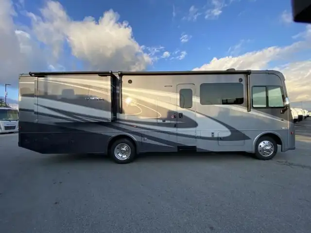 2025 Winnebago Vista 33K in RVs & Motorhomes in Abbotsford - Image 11