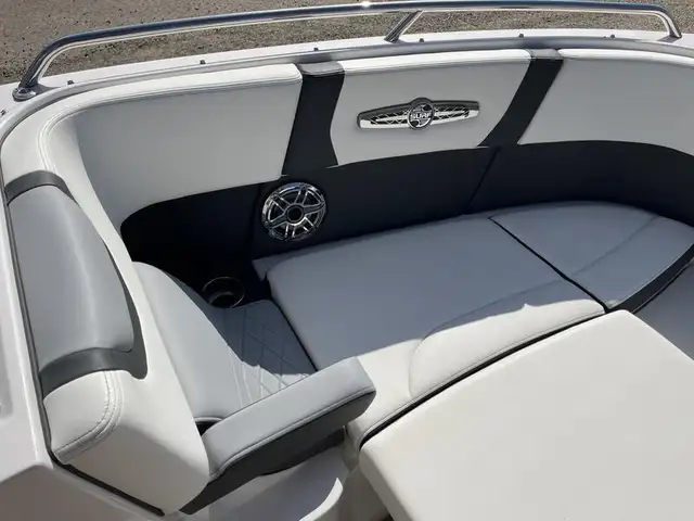 2023 Chaparral 26 Surf - LOADED! Only 22 Hours! in Powerboats & Motorboats in Saskatoon - Image 20