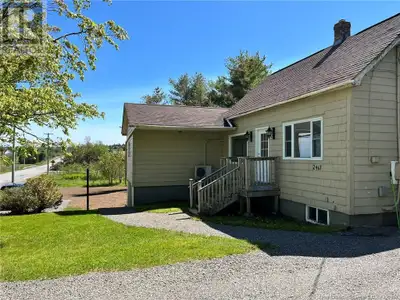 Located in a vibrant Art and Tourist community , this bright and spacious 3 bedroom bungalow offers...