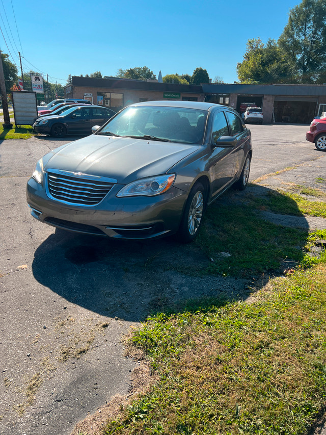 2012 chrysler 200 in Cars & Trucks in London - Image 2