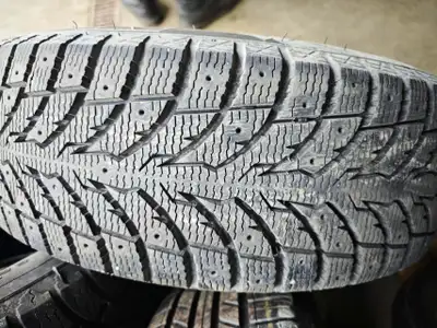 WINTER FOUR 90% NEW WINRUN 225/65R17 102T WITH STEEL RIMS WINTER MAX S1 DOT 2021 FIT RAV4 .CRV.ROUGE...