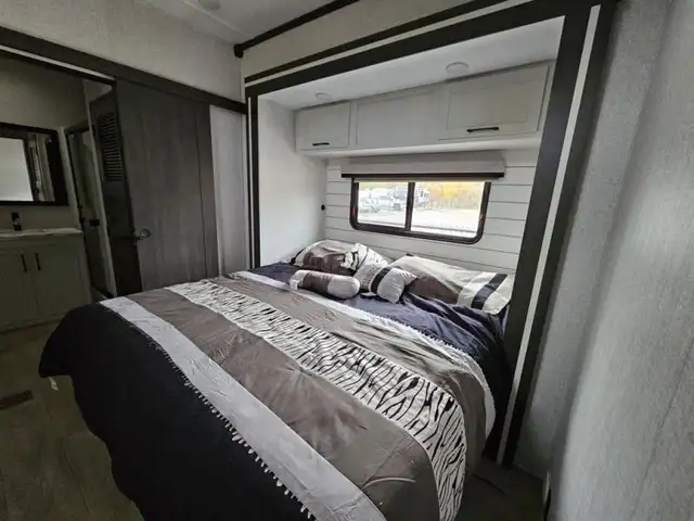 2026 CrossRoads RV Hampton 372FDB in Travel Trailers & Campers in Kelowna - Image 16