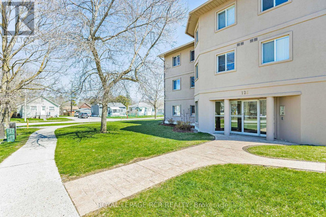 #201 -125 BOND ST Orillia, Ontario in Condos for Sale in Barrie - Image 3