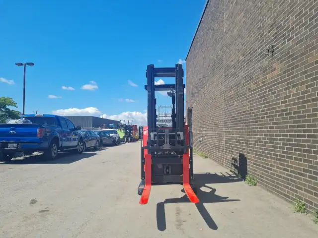 2018 Raymond DOUBLE DEEP REACH 3200LB cap side-shift charger Inc in Heavy Equipment in Mississauga / Peel Region - Image 10