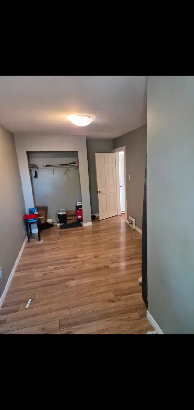 Att: UofW student- walking distance room available immediately63882289330307124