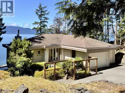 1st time on the market - Rare 6.2 acre low-bank waterfront estate in the beautiful Middle Point area...