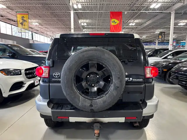 2010 Toyota FJ Cruiser 4WD|V6|AUTOMATIC|LEATHER|ALLOYS|RADIO| in Cars & Trucks in City of Toronto - Image 6