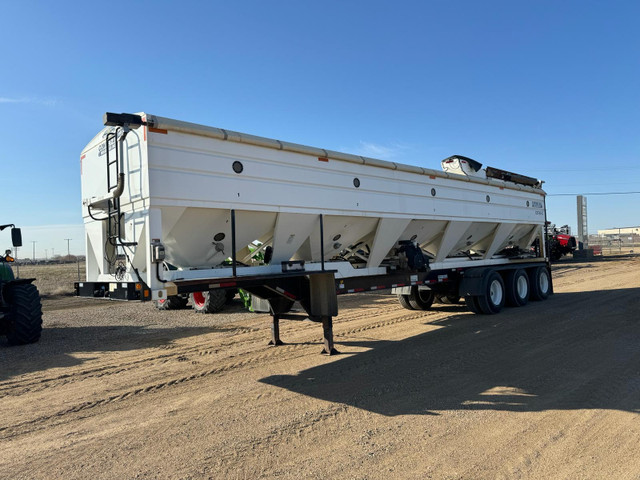 2013 Convey-All CST-40-C Seed Tender Trailer in Farming Equipment in Swift Current - Image 2