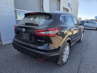 This 2023 Nissan Qashqai SV AWD features a 7-inch NissanConnect touchscreen with Apple CarPlay and A... (image 2)